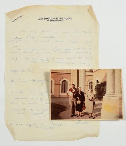 Hubert de Givenchy Photographie de Mme Brossin de Méré avec Monsieur Hubert de Givenchy...