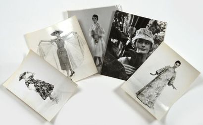 LANVIN Ensemble de 5 photographies des collections haute couture entre 1954 et 1960....