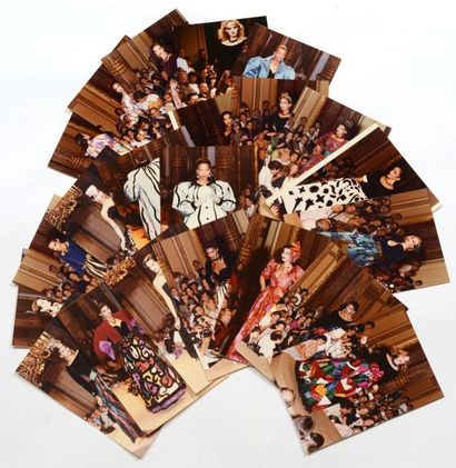 Yves Saint LAURENT Ensemble de 22 photographies des collections haute couture de...