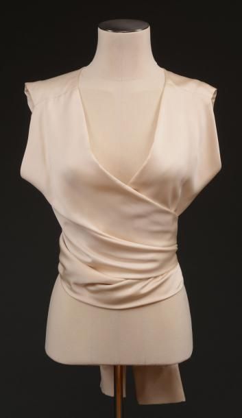 BALENCIAGA Top en satin écru. Haute couture, griffé et numéroté 92727 Provenance:...