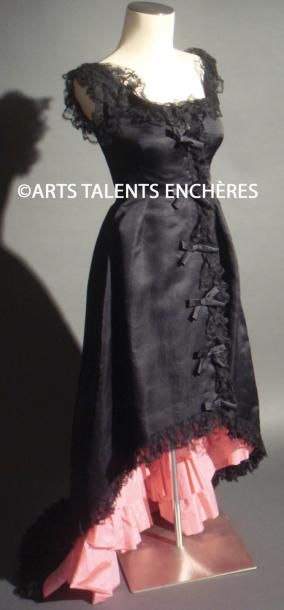 BALENCIAGA Exceptionnelle robe esprit flamenco, vers 1950, en organza noir garni...