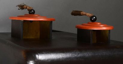 Paul Poiret (dans le goût de) Table basse de forme cubique en bois laqué noir comportant...