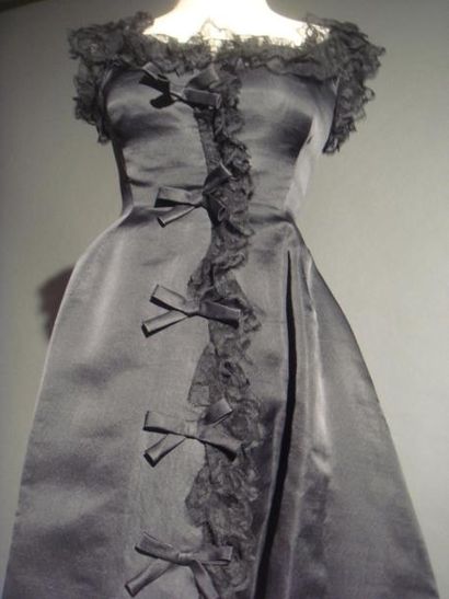 BALENCIAGA Exceptionnelle robe esprit flamenco, vers 1950, en organza noir garni...