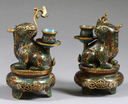 CHINE Paire de chiens de Fo formant bougeoir en cloisonné. Ils tiennent une fleur...