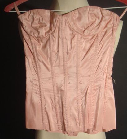 CHRISTIAN DIOR Bustier rose. Haute couture, griffé printemps-été 1965 et numéroté...