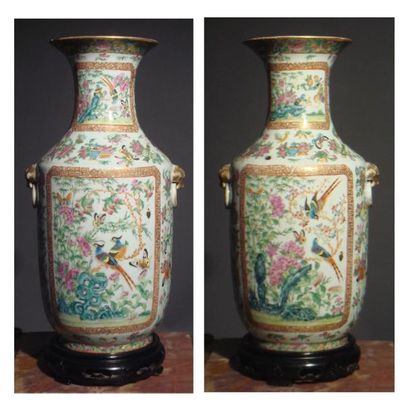 null Vases en porcelaine Chine 2 grand vases à décor polychrome, restauration. 50 cm...