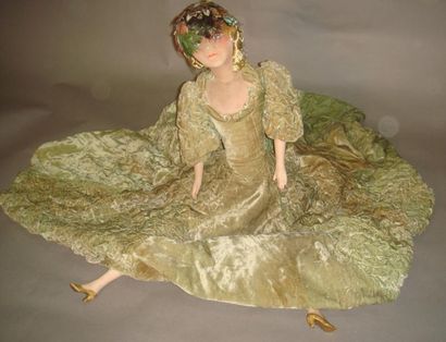 null Poupée de mode Vers 1930, robe verte, chapeau plumes de couleur