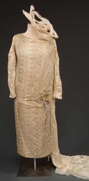 Jeanne LANVIN Robe de mariée, vers 1920, brodée de fils d'argent, avec sa coiffe...