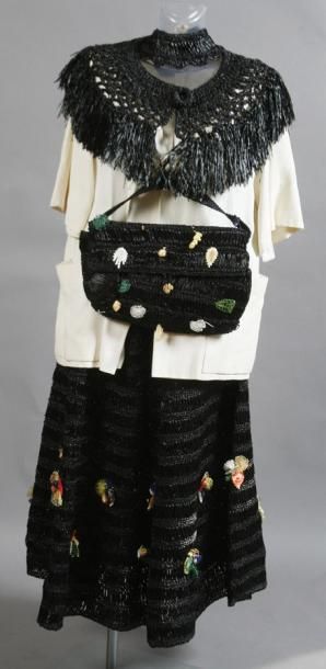 Jacques HEIM Ensemble comprenant une jupe en raphia tressé noir, ornée de motifs...
