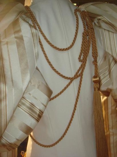 TORRENTE Robe crème avec incrustation de papillons en cristal de la dernière collection...