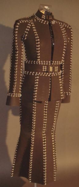 Paco RABANNE Tailleur-jupe avec découpe métal et anneaux. Haute couture, griffée,...