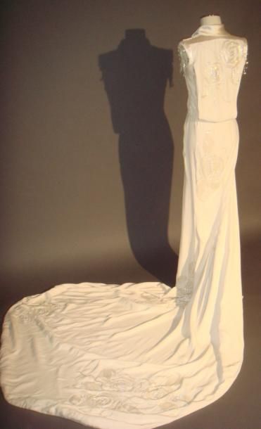 TORRENTE Robe blanche à traîne, brodée, cristaux aux épaulettes, de la dernière collection...