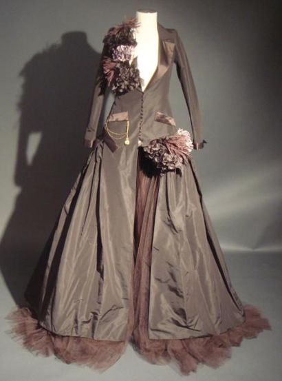 TORRENTE Robe marron de la dernière collection haute couture 2004. Griffée