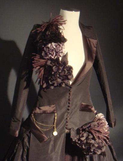 TORRENTE Robe marron de la dernière collection haute couture 2004. Griffée