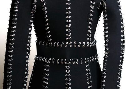 Paco RABANNE Tailleur-jupe avec découpe métal et anneaux. Haute couture, griffée,...