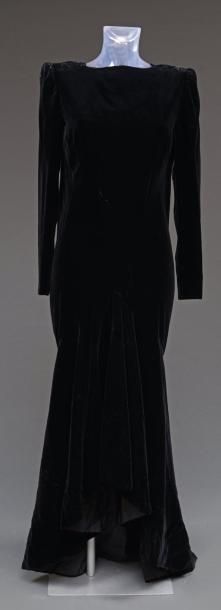 Guy LAROCHE Robe de soirée noire en satin. Haute couture, griffée. Provenance: collection...