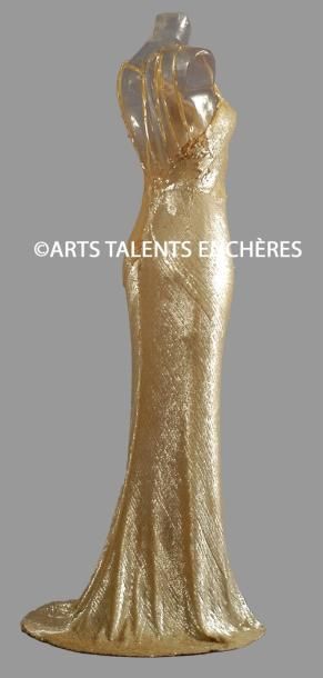 Gabrielle CHANEL Exceptionnelle robe du soir, brodée de nacres dorées et argentées...