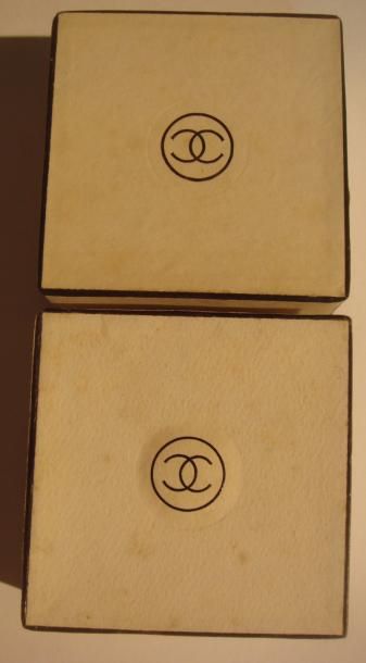 null Boîte à poudre Chanel n°5 2 boîtes à poudre vers 1930/1940, scellées dans leurs...