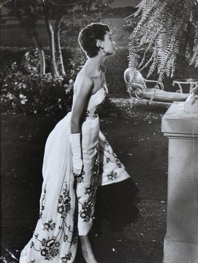 null Audrey Hepburn Photographie représentant Audrey Hepburn en 1954 dans Sabrina,...