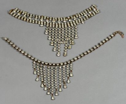 null Strass 2 colliers de strass, vers 1930. L'ensemble