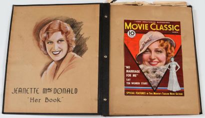 null Jeannette Mac Donald Scrapbook réalisé entre1932 et1933. Autoportrait au pastel...