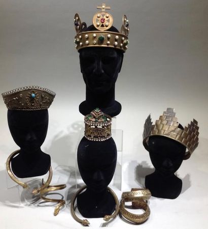 null Bijoux Music-Hall
Lot de bijoux: bracelets, tours de cou, avec strass et couronnes...