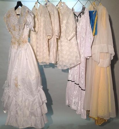 null Costumes Music-Hall
Napoléon: Cape en dentelle + robes en satin blanc + 2 jupes...