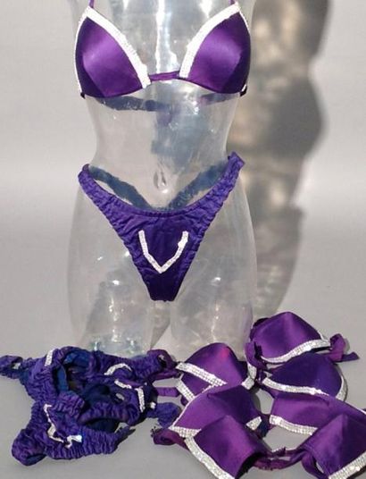 null Accessoires Music-Hall
 6 bikinis violets en strass + 5 soutiens-gorge violets...
