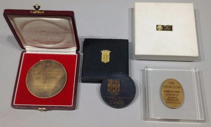 null Maurice Chevalier
Médaille en Bronze par V.Demamet offerte en 1956 + médaille...