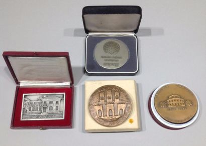 null Maurice Chevalier
Ensemble de 2 médailles en bronze dans leurs coffrets + médaille...