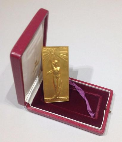 null Maurice Chevalier
Plaque en bronze doré par P De Soete, offerte en 1954 à Bruxelles...