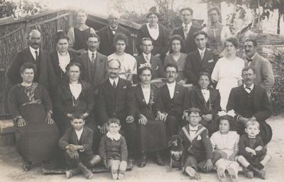 null KAHLO (Frida), (1907, 1954): Rare et inédite photographie de toute la famille...