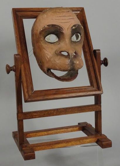 null 
SURRÉALISME : Sculpture, composition. Masque de primate réalisé dans du papier...