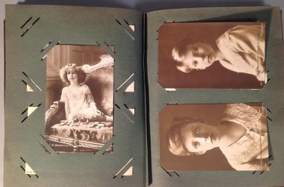 null Photographies famille royale de Belgique 86 cartes photos vers 1900.
SAR Clémentine...