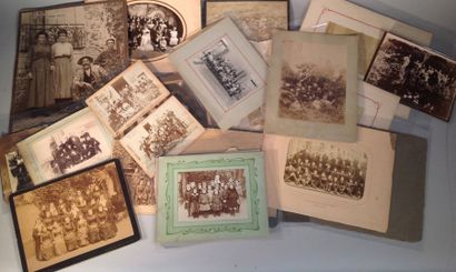 null Photographies
Groupes vers 1900. 30 photographies (classe Paris 1872, familles...