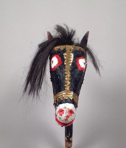 null Tête de cheval (élément de marionnette géante) 

Bois peint en noir avec des...
