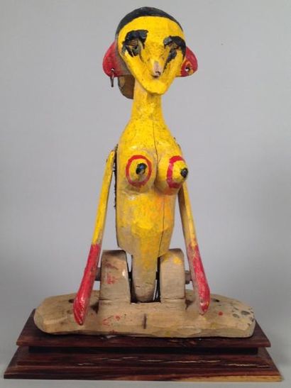 null Femme (marionnette) 

Buste peint en jaune avec des détails en rouge et noir....