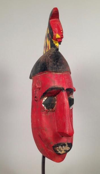 null Tête d’homme surmontée d’une pintade (masque) 

Bois peint en rouge avec des...