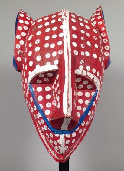 null Tête de lion (masque) 

Bois peint en rouge avec un décor de points blancs et...