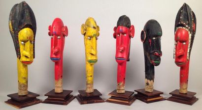 null Six têtes d’hommes et de femmes (éléments de marionnettes) 

Bois peint en rouge,...