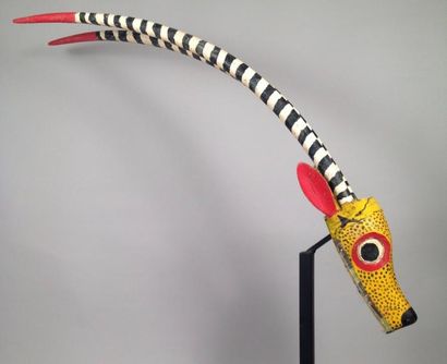 null Tête d’antilope (élément de marionnette géante) 

Bois peint en jaune, noir,...