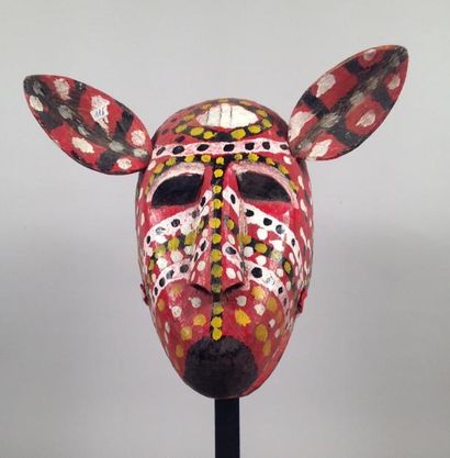 null Tête de hyène (masque) 

Bois peint : motifs de points et de lignes colorés...