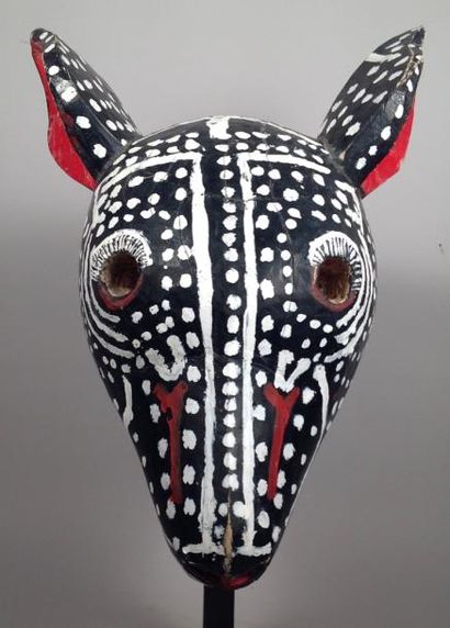 null Tête de hyène (masque) 

Bois peint : motifs de points blancs sur fond noir...