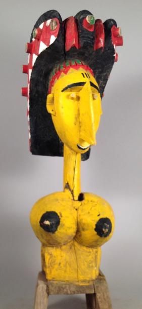 null Buste de femme (élément de marionnette géante) 

Bois peint en jaune avec des...