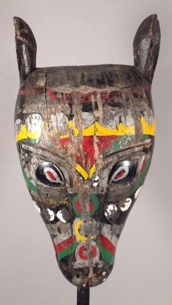 null Tête de panthère (masque) 

Bois peint en noir et gris avec des motifs rouge,...