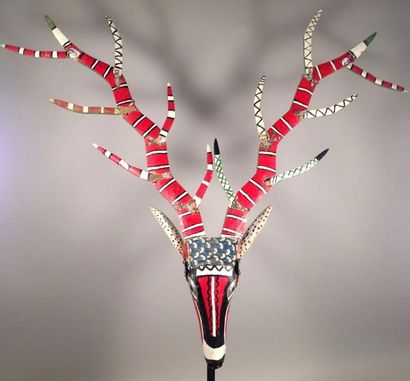 null Tête d’antilope (élément de marionnette géante) 

Bois peint en rouge, noir...