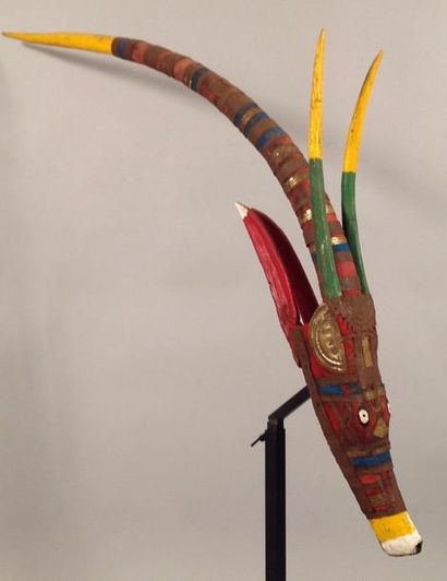 null Tête d’antilope (élément de marionnette géante) 

Une troisième corne, longue...