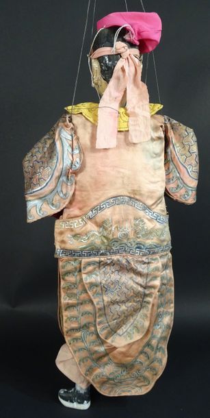 null MARIONNETTE A FILS, Chine du sud. XIXème. 70 cm. Costume orange à motifs. Visage...