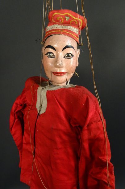 null MARIONNETTE A FILS, Chine du sud. XIXème. 70 cm. Costume rouge. Visage pein...