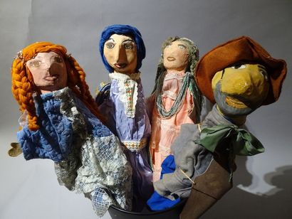 null 4 MARIONNETTES A GAINE, Ouzbékistan , papier mâché, vers 1970. 60 cm .